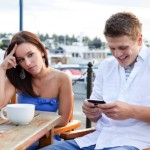 man-texting-while-on-date_