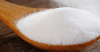 Use-baking-soda-for-dandruff-treatment