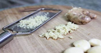Grow Your Hair Using Garlic6