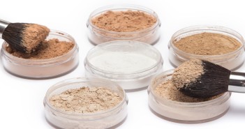 Makeup brushes with loose cosmetic powder